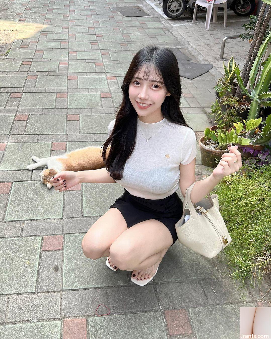 Hot girl “Zhang Qiqi” có bộ ngực đầy đặn không thể che giấu và hở hoàn toàn (10P)