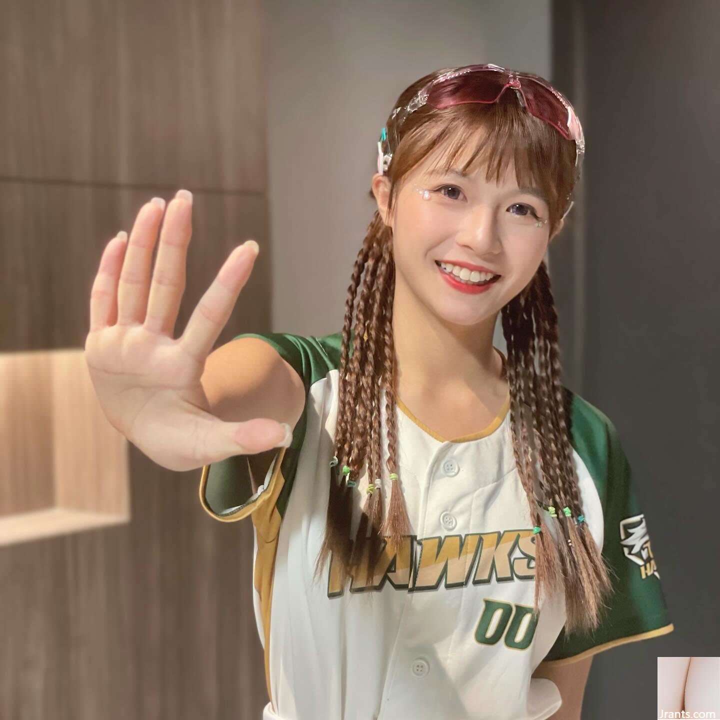 Nụ cười “vòng tròn” quá dễ thương và khuôn mặt dễ thương hút hồn (10P)