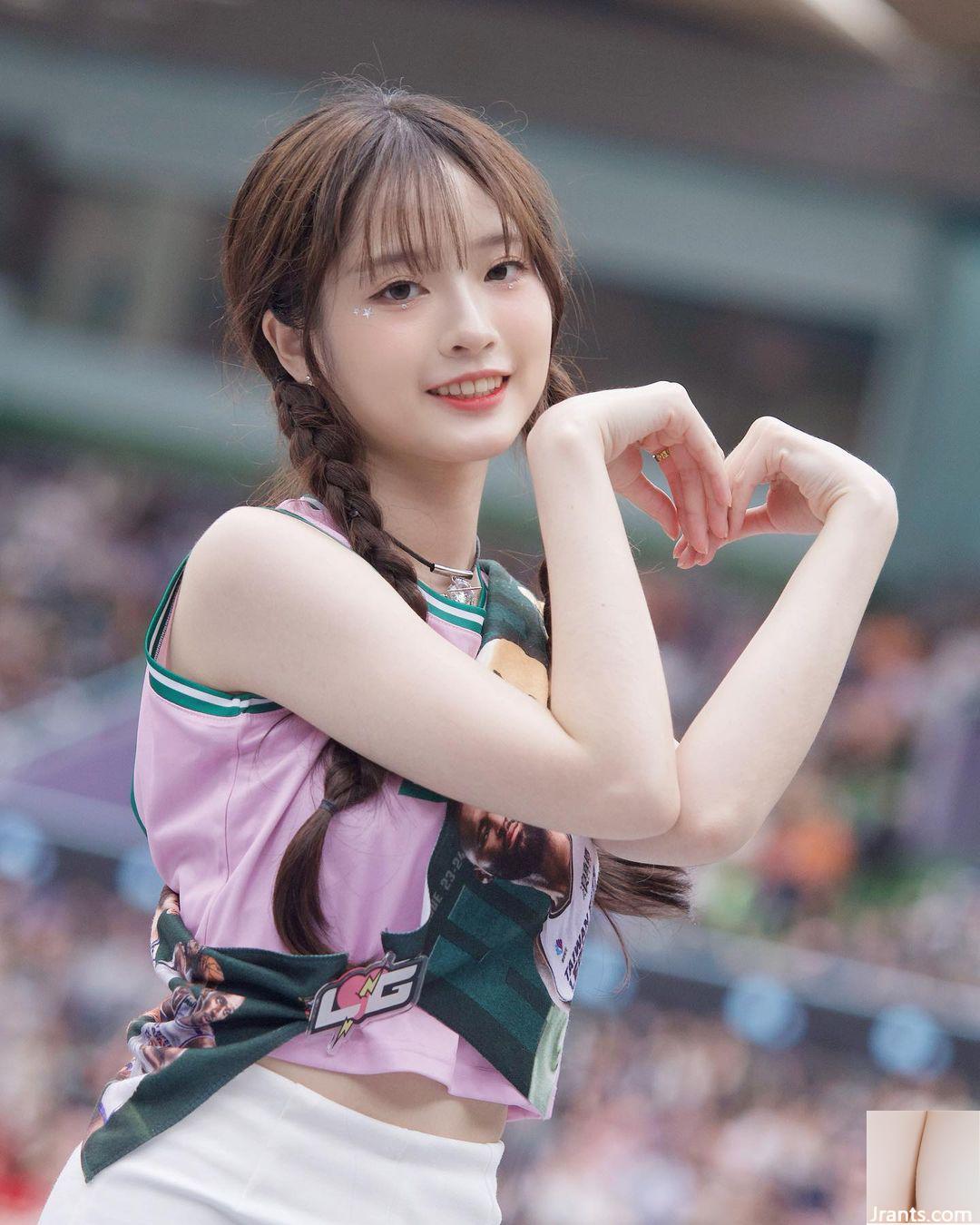 Vẻ đẹp khí chất “Xuân Xuân” mỉm cười ngọt ngào với bạn, đôi mắt to ngây thơ thật đáng yêu (10P) - Ảnh 8