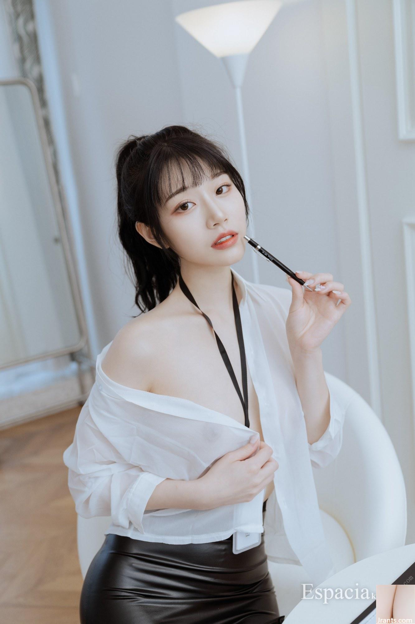 CV ngây thơ nhất cởi quần áo một cách hào phóng trên ghế sofa! Duỗi đôi chân xinh đẹp của cô ấy ra và nhìn bạn bằng đôi mắt thanh tao là một sự tương phản rất lớn! (41P) - Ảnh 4