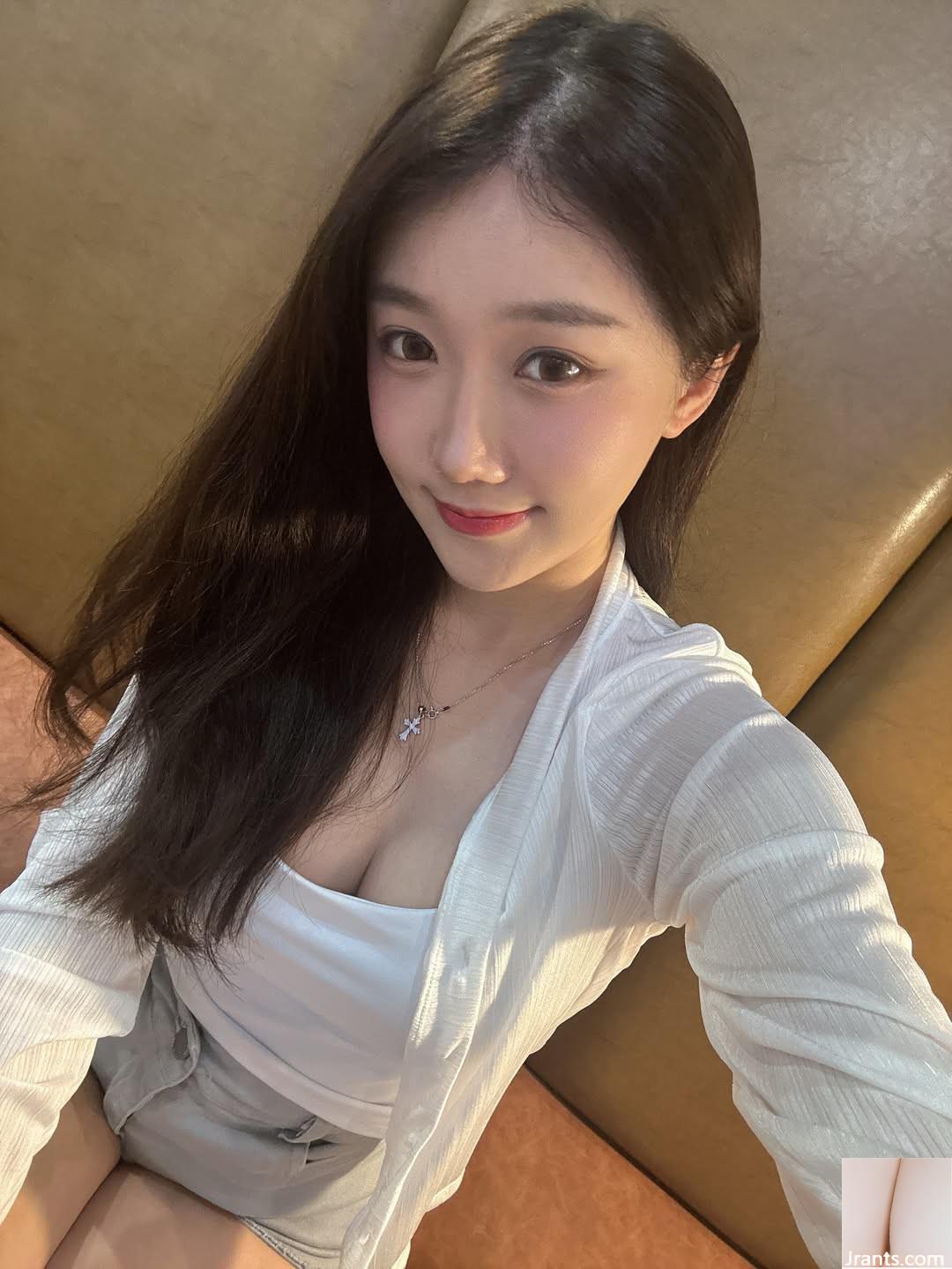 Vòng một đầy đặn và dáng người gợi cảm của “Bướm” đẹp đến từng khoảnh khắc (10P) - Ảnh 2