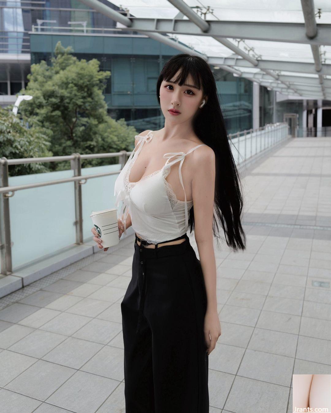 “HsiatzuChing” có khuôn mặt và dáng người với làn da trắng ngần, làn da đẹp khiến người ta chảy nước miếng (10P - Ảnh 3