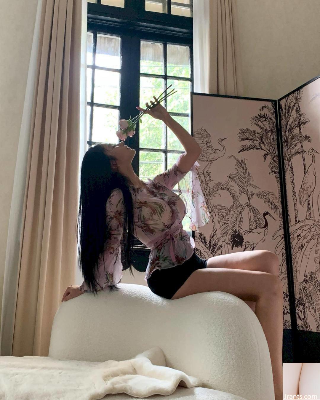 Cô gái xinh đẹp với chiếc áo ghi lê ngọt ngào và thân hình bùng nổ trong lòng cư dân mạng - Ảnh 18