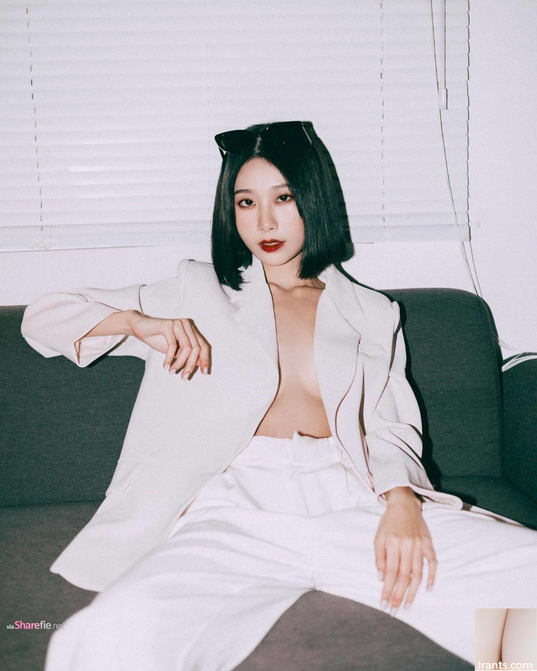 Hot girl mẫu xe hơi được khen ngợi về vóc dáng tuyệt vời, cô cho biết: “Phải có thời gian bóp ngực thì mới có được”. - Ảnh 8