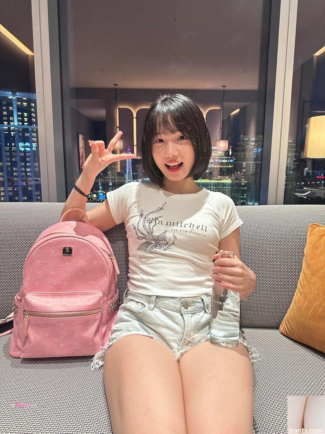 Gái xinh du học Anh ngày càng tự tin khi diện áo bó sát, quần nóng bỏng - Ảnh 9