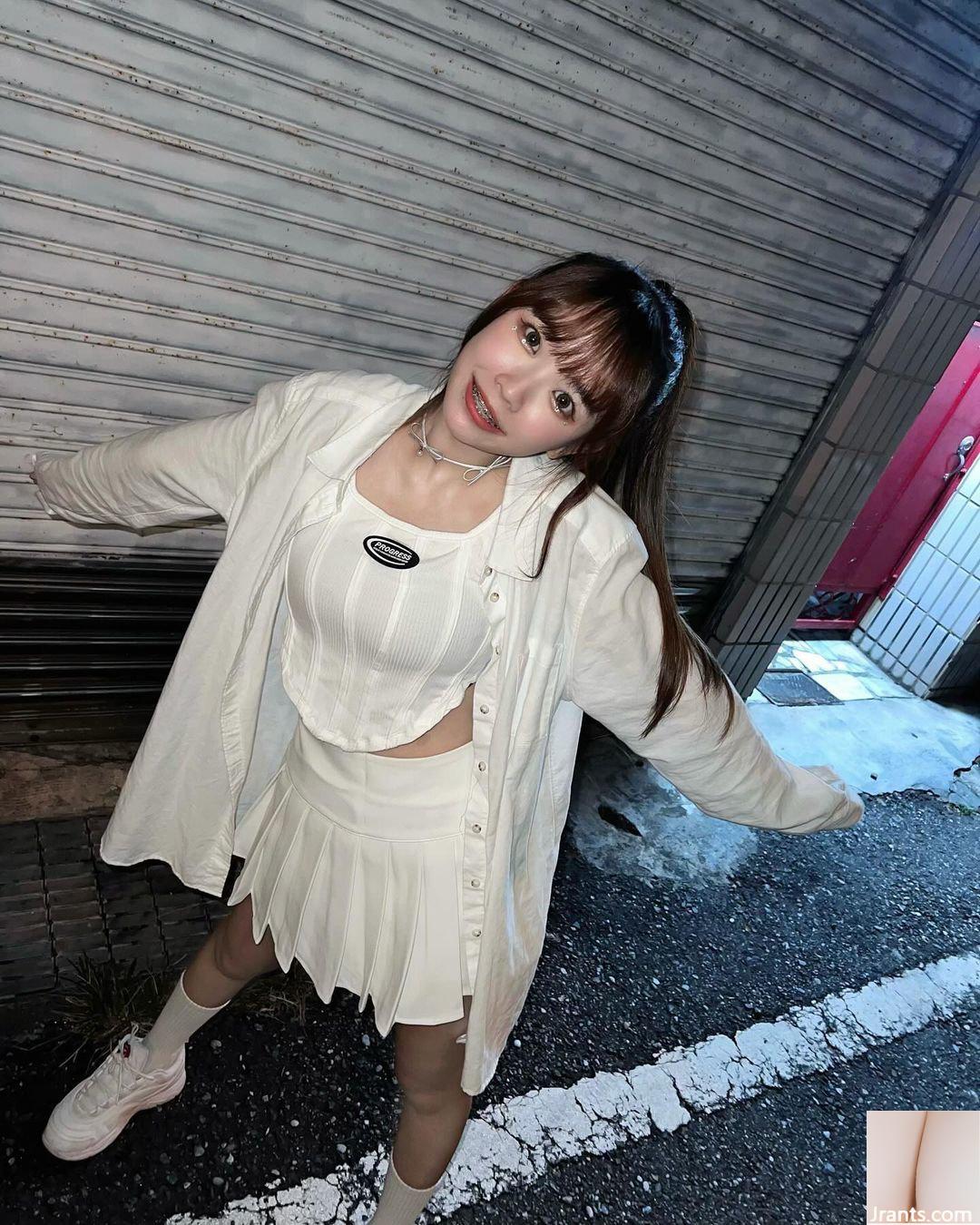 Nụ cười thiên thần của cô gái dễ thương “Laura” mang đến cho mọi người tràn đầy năng lượng (10P)