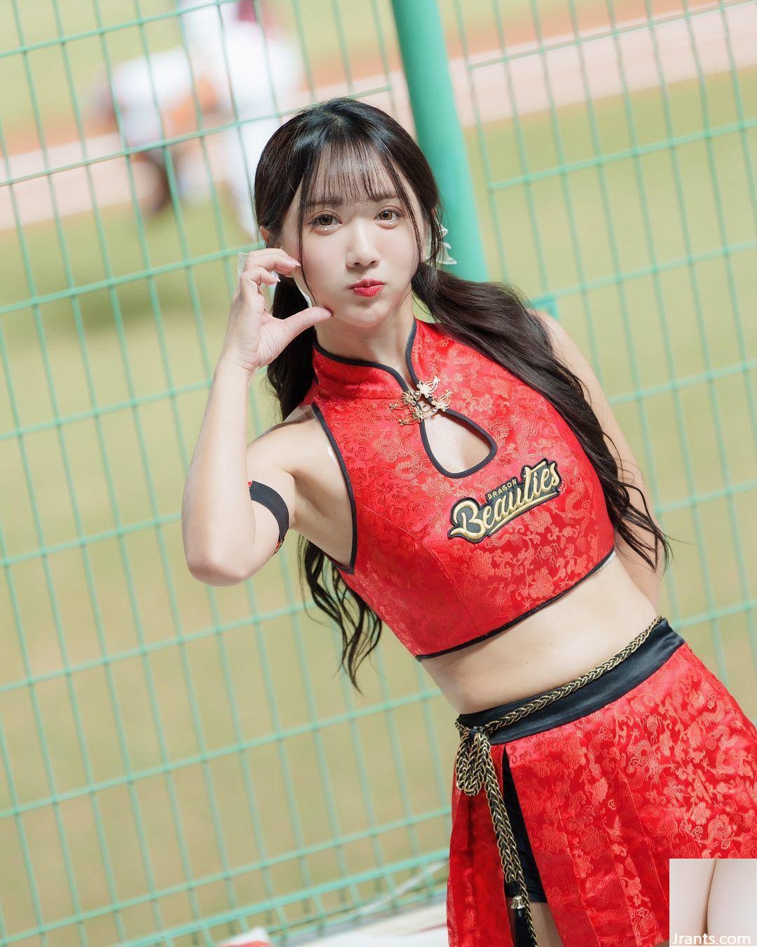 Người đẹp cổ vũ “Xiao Zhen Nai” sở hữu vóc dáng tuyệt đẹp, vẻ ngoài nóng bỏng và quyến rũ khó cưỡng (10P) - Ảnh 2