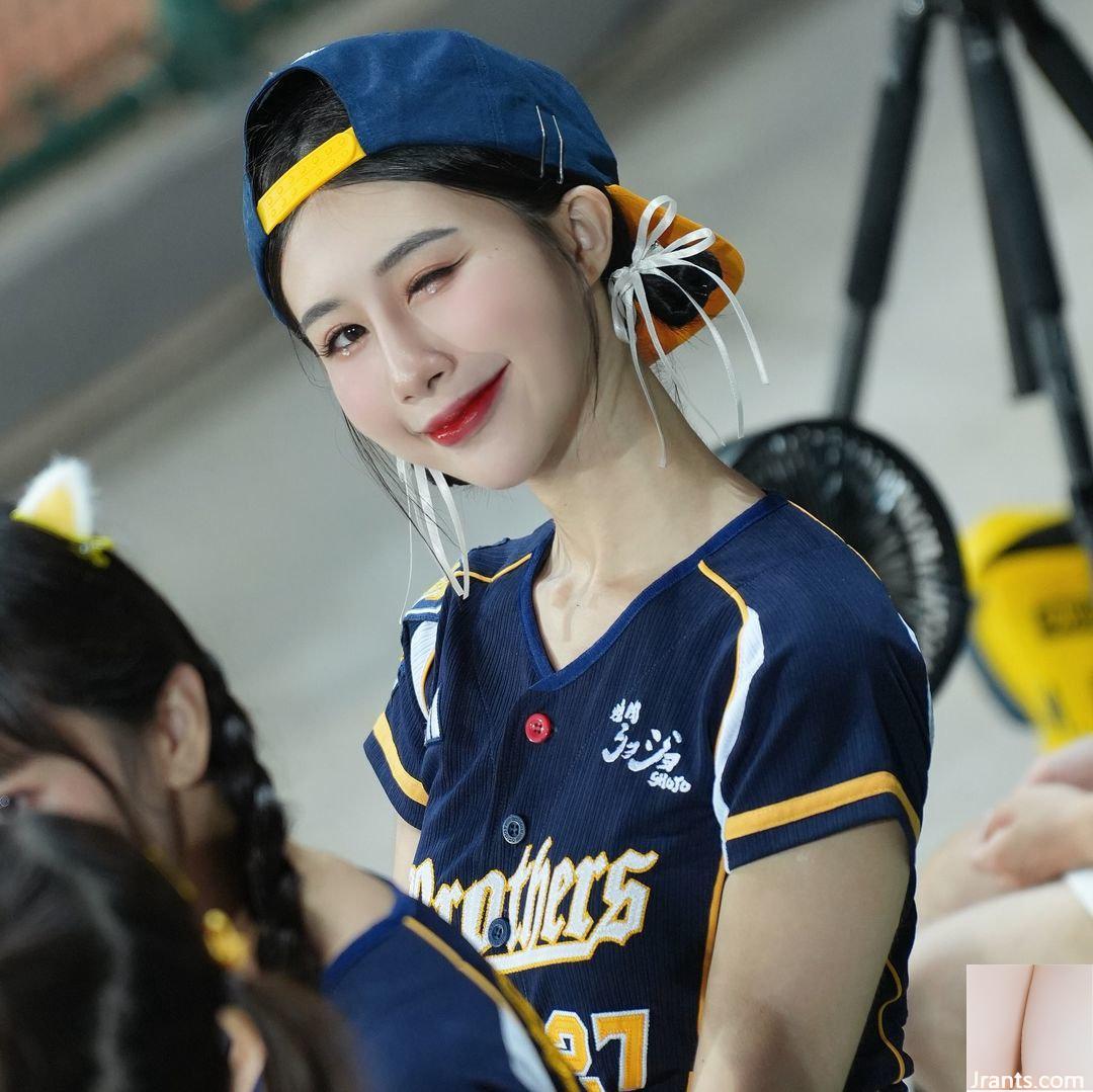 Cô gái xinh đẹp “Yizhen” có nét mặt trong sáng và thanh tú, thân hình cao ráo và thon thả (10P)