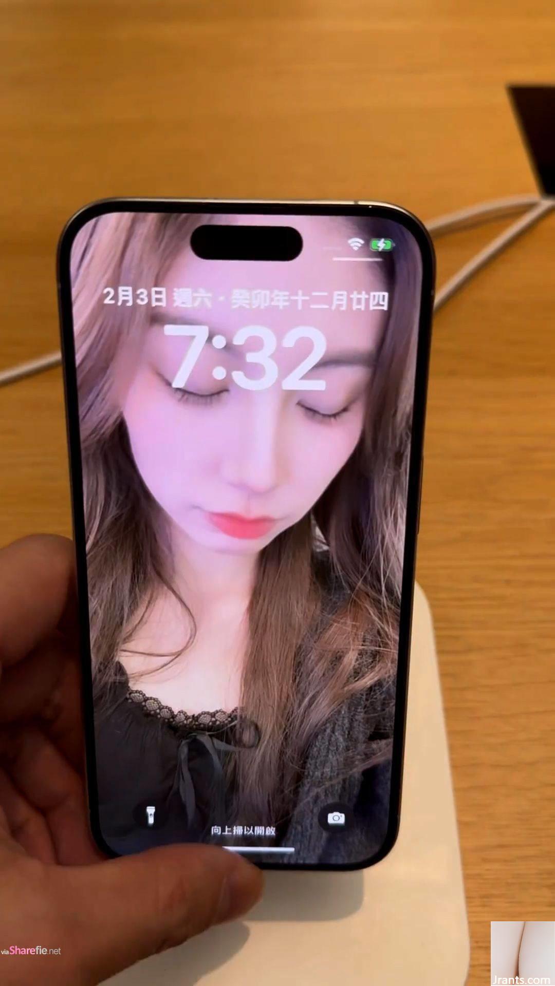 Một cư dân mạng dùng thử điện thoại tại một cửa hàng điện thoại di động, giây tiếp theo, nữ chính của hình nền bất ngờ xuất hiện bên cạnh anh ta