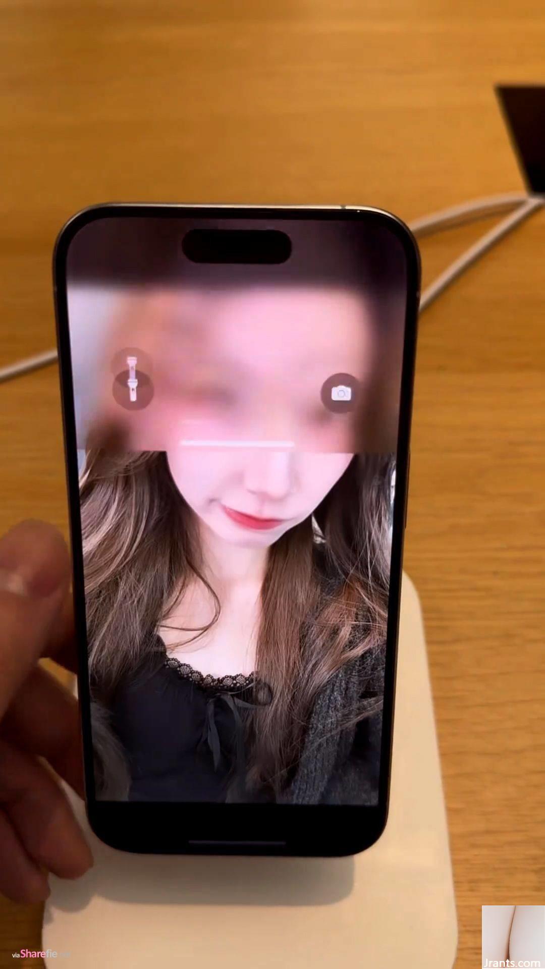 Một cư dân mạng dùng thử điện thoại tại một cửa hàng điện thoại di động, giây tiếp theo, nữ chính của hình nền bất ngờ xuất hiện bên cạnh anh ta - Ảnh 2