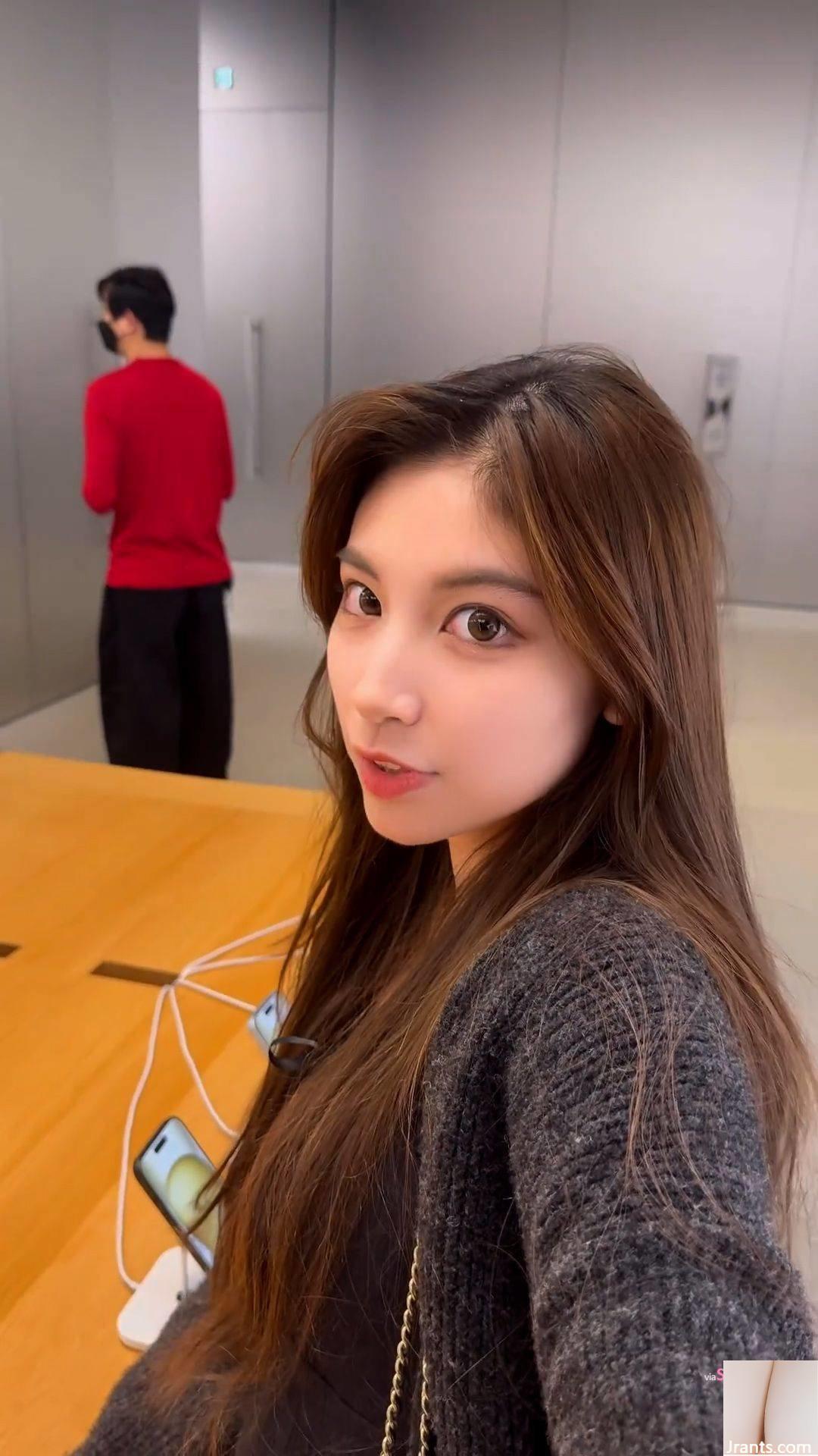 Một cư dân mạng dùng thử điện thoại tại một cửa hàng điện thoại di động, giây tiếp theo, nữ chính của hình nền bất ngờ xuất hiện bên cạnh anh ta - Ảnh 4