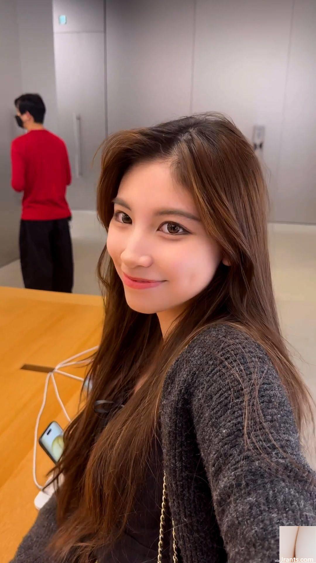 Một cư dân mạng dùng thử điện thoại tại một cửa hàng điện thoại di động, giây tiếp theo, nữ chính của hình nền bất ngờ xuất hiện bên cạnh anh ta - Ảnh 5