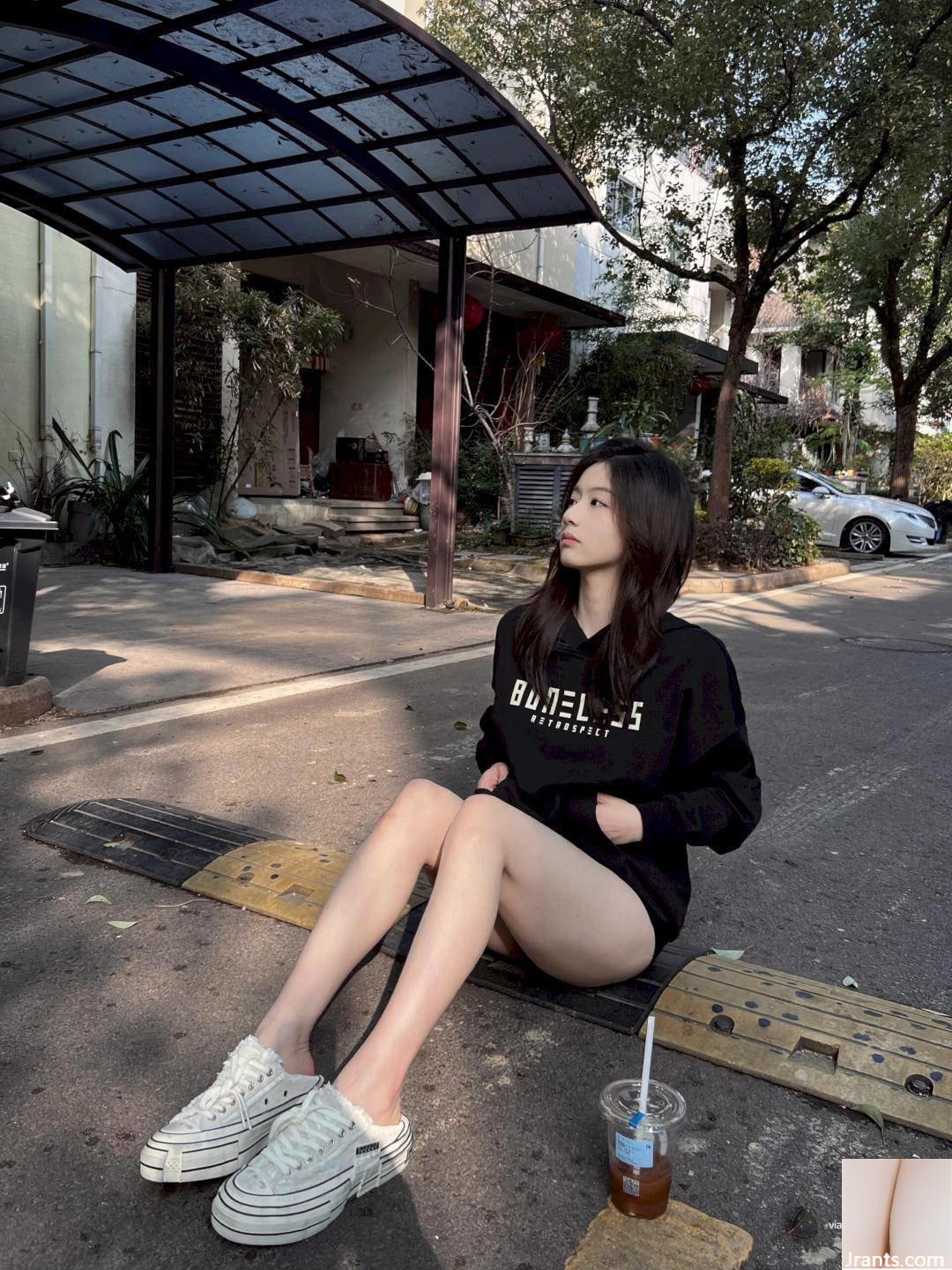 Một bức ảnh chụp đường phố của một cô gái xinh đẹp với khí chất ngọt ngào: “Trên dày và dưới gầy. Đôi chân này đẹp quá”. - Ảnh 14