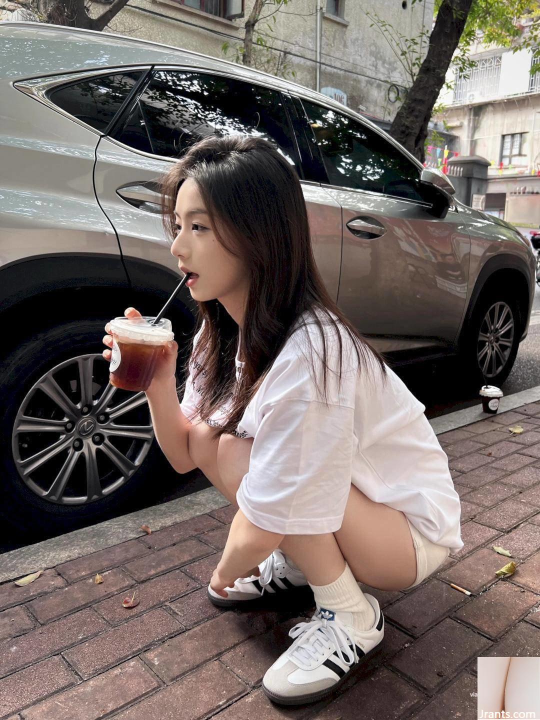 Một bức ảnh chụp đường phố của một cô gái xinh đẹp với khí chất ngọt ngào: “Trên dày và dưới gầy. Đôi chân này đẹp quá”. - Ảnh 3