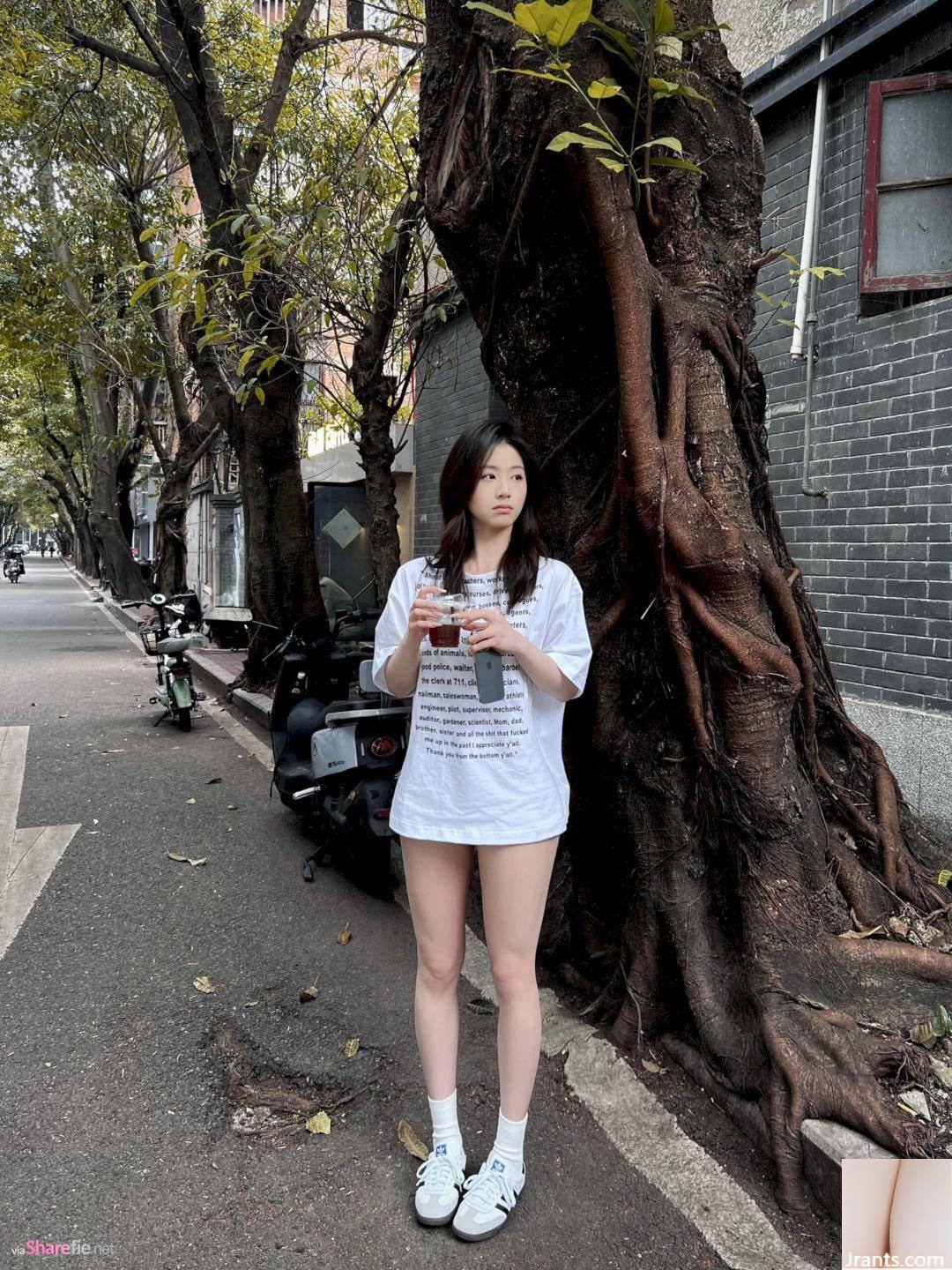 Một bức ảnh chụp đường phố của một cô gái xinh đẹp với khí chất ngọt ngào: “Trên dày và dưới gầy. Đôi chân này đẹp quá”. - Ảnh 5