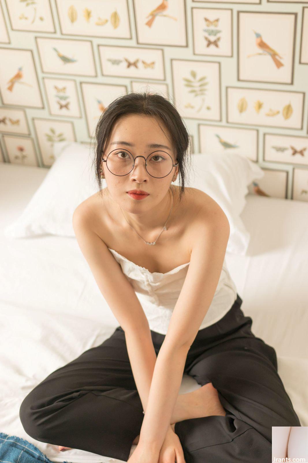 Bộ ảnh riêng tư trên cơ thể cô gái đeo kính PKG của người mẫu Trung Quốc (2021.08.02)-01 (100P) - Ảnh 17