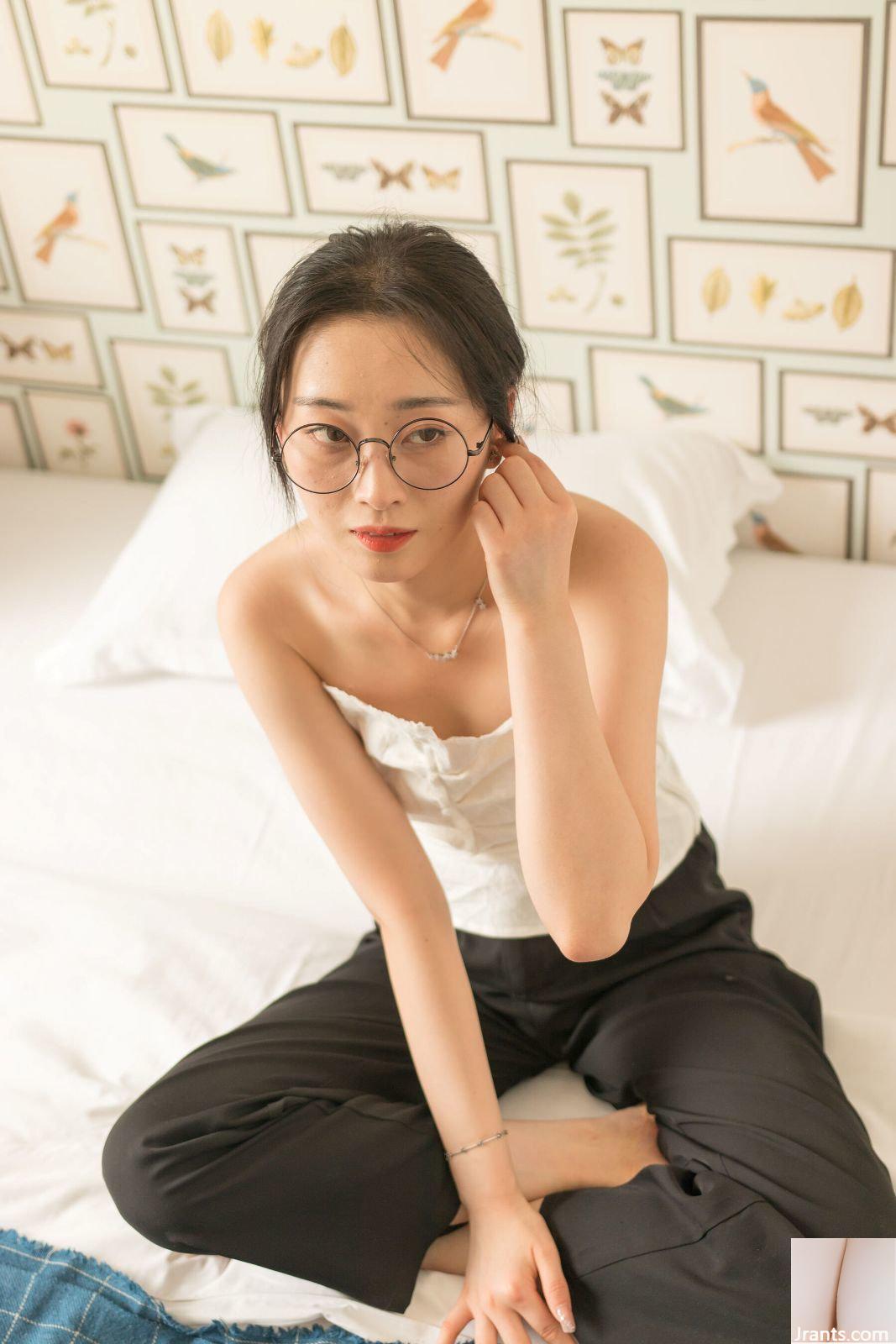 Bộ ảnh riêng tư trên cơ thể cô gái đeo kính PKG của người mẫu Trung Quốc (2021.08.02)-01 (100P) - Ảnh 19