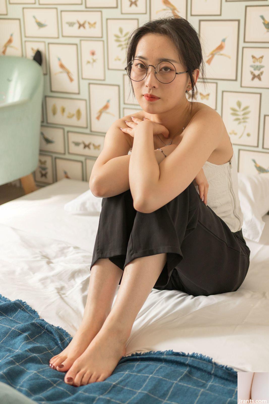 Bộ ảnh riêng tư trên cơ thể cô gái đeo kính PKG của người mẫu Trung Quốc (2021.08.02)-01 (100P) - Ảnh 25