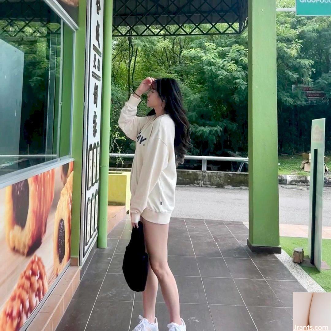 Gái Malaysia vui chơi công viên nước, trang phục xuyên thấu quá bắt mắt - Ảnh 5