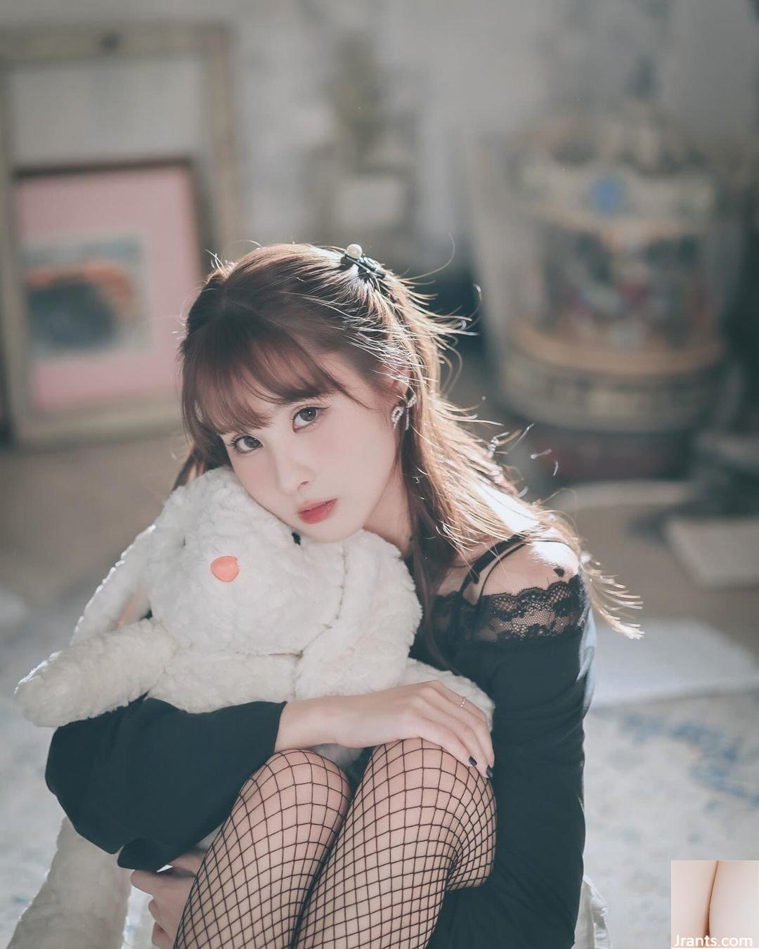 Người nổi tiếng Internet “NiNiRuniniru” khoe đôi chân dài khó tin khiến tim loạn nhịp (10P)