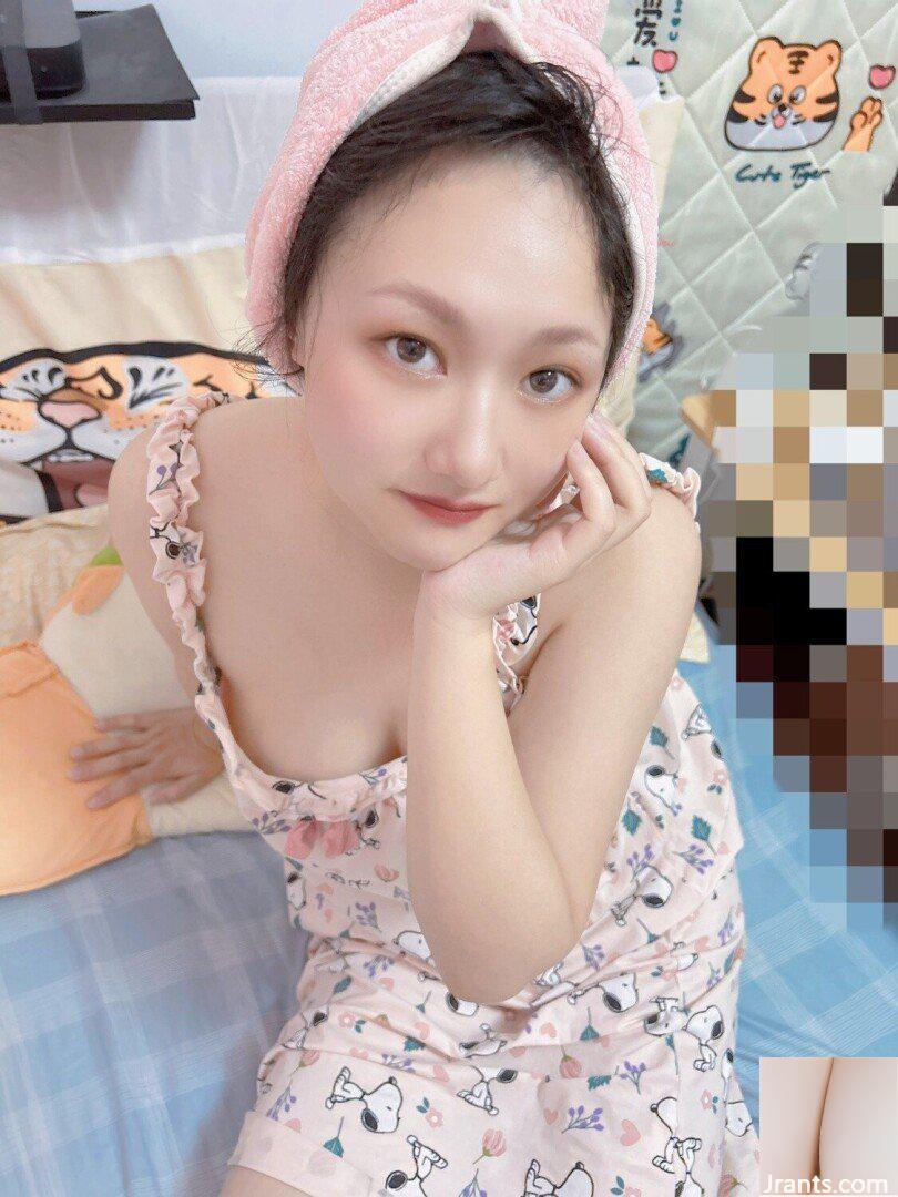 Bộ ngực đẹp tuyệt vời và lông âm hộ thưa thớt - Ảnh 11