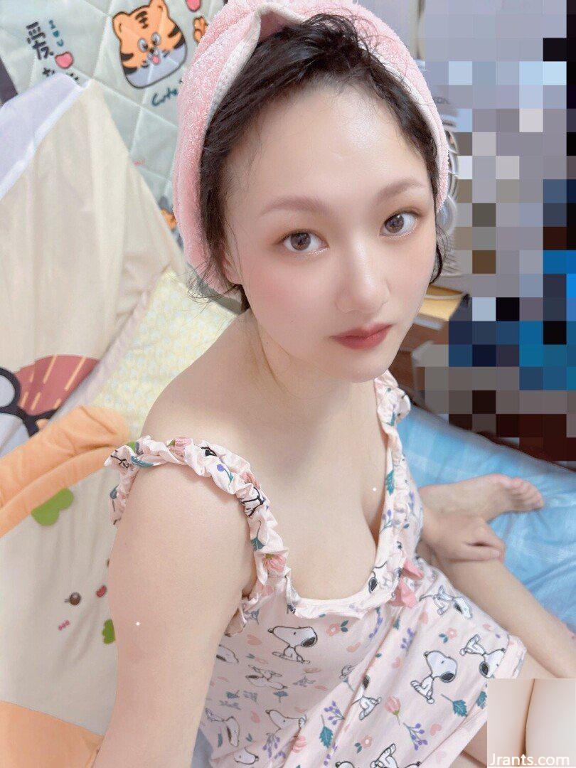 Bộ ngực đẹp tuyệt vời và lông âm hộ thưa thớt - Ảnh 8