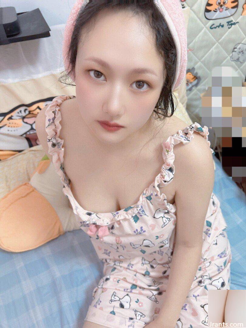 Bộ ngực đẹp tuyệt vời và lông âm hộ thưa thớt - Ảnh 9