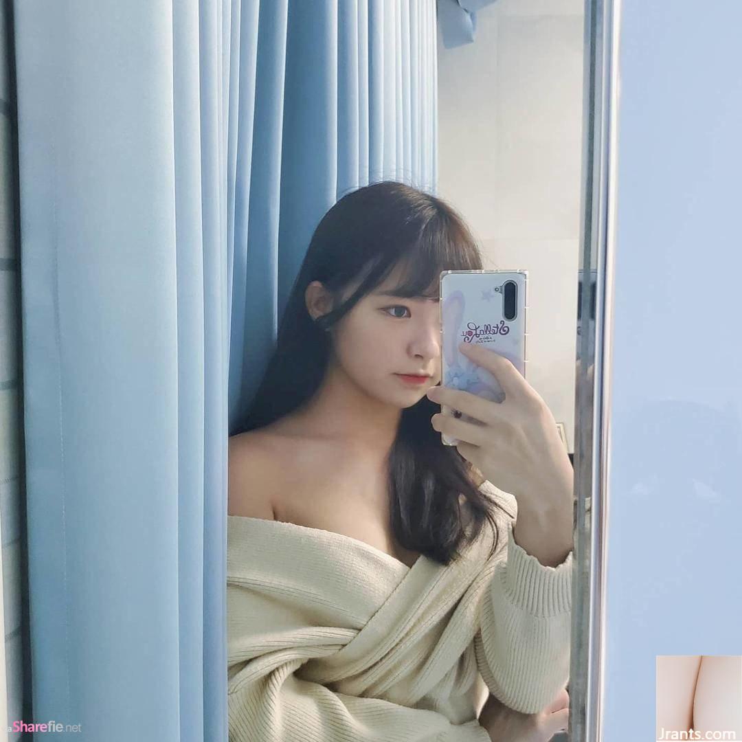 Cô gái ngọt ngào và ngoan ngoãn chụp ảnh selfie với ck của mình, cư dân mạng cho rằng: “Kéo nó xuống thì tệ quá”. - Ảnh 18