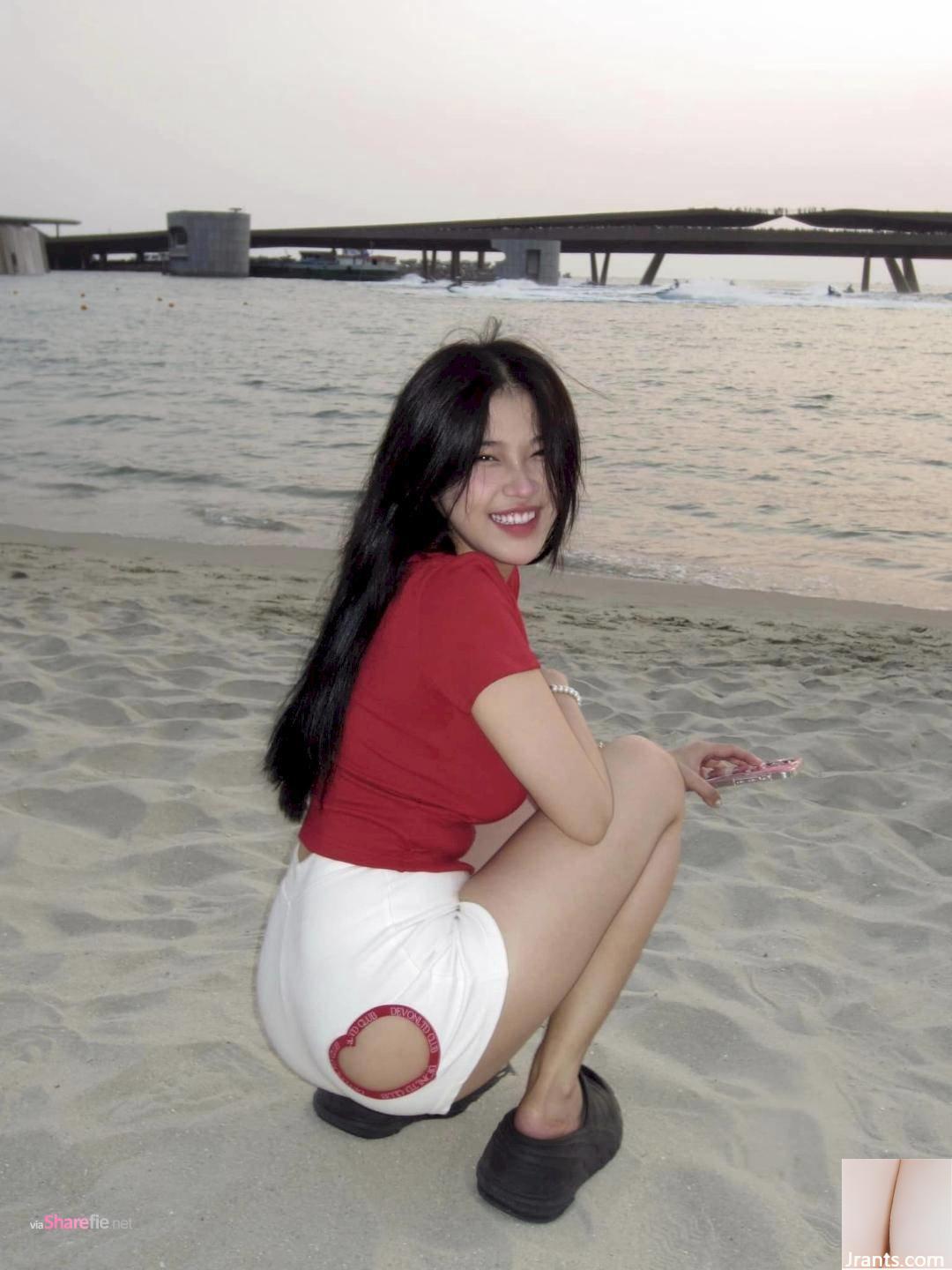 Gái xinh chụp ảnh trên biển bị thủng quần - Ảnh 2