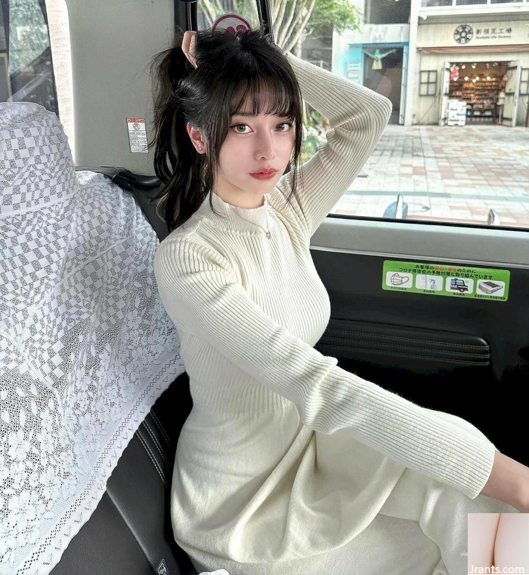 Gái xinh tóc dài tươi tắn, bikini trắng sáng tỏa sáng trên bãi biển