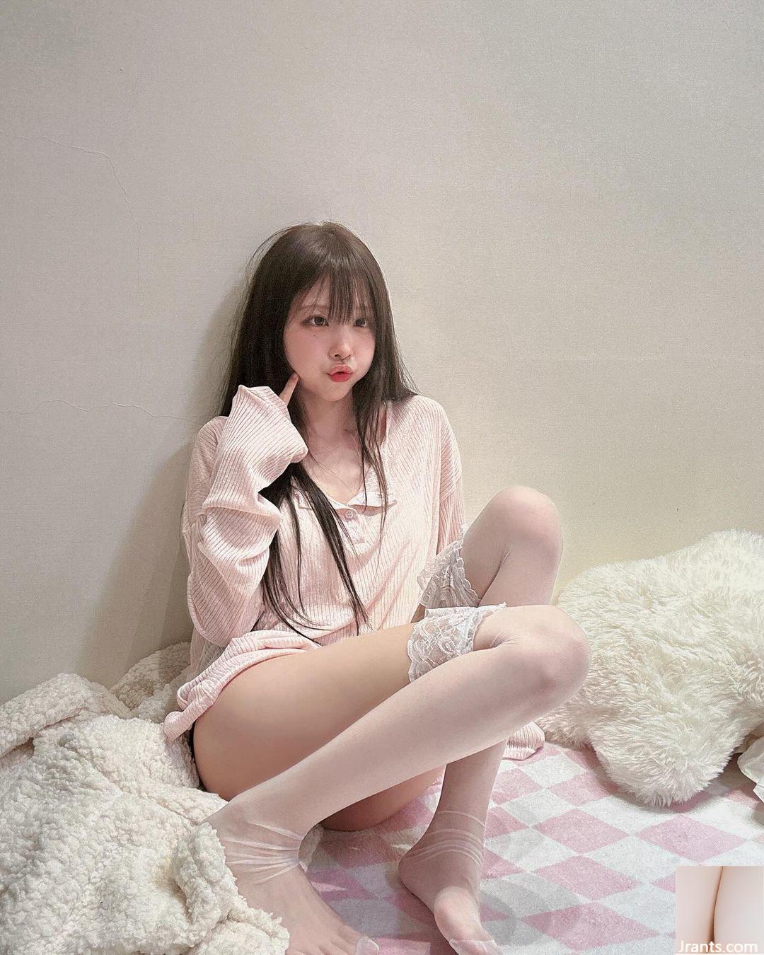 Cô gái gợi cảm “Zhao Rabbit” cười rất ngon và khoe đường cong hoàn hảo (10P)