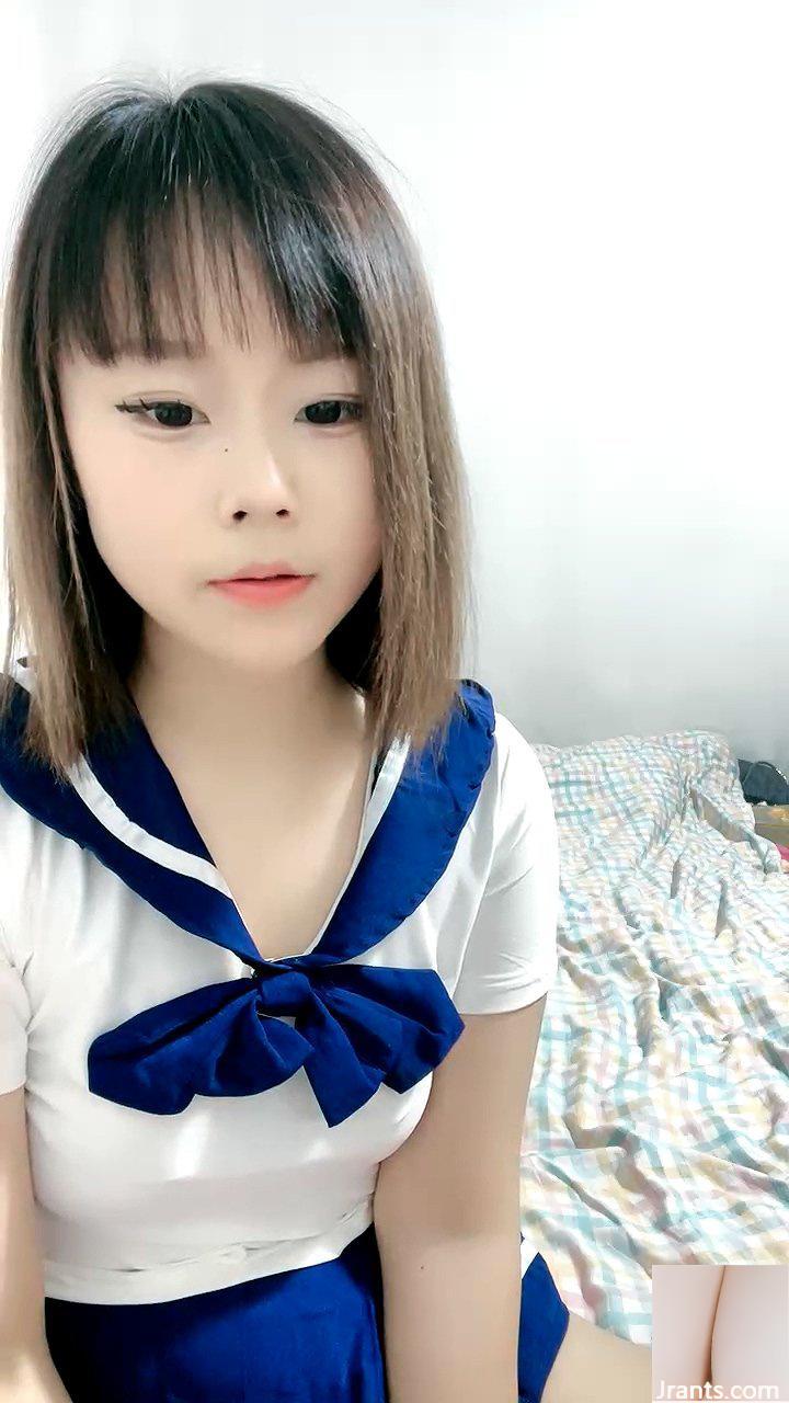 Cô gái nghịch ngợm xoa ngực, chơi với âm hộ của mình và máy rung, xoa âm hộ của cô ấy