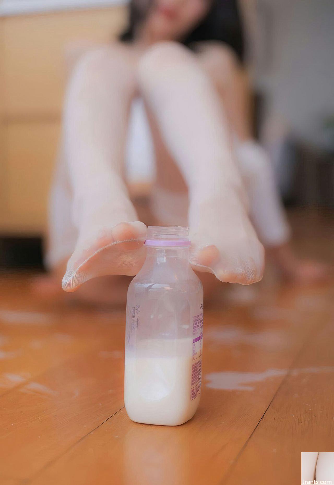 Người phụ nữ trẻ xinh đẹp với đôi tất lụa trắng, giày cao gót gợi cảm, đôi chân đẹp, bụ bẫm, trắng trẻo và dịu dàng, ngực khủng, tất và chân ảnh (10P) - Ảnh 2