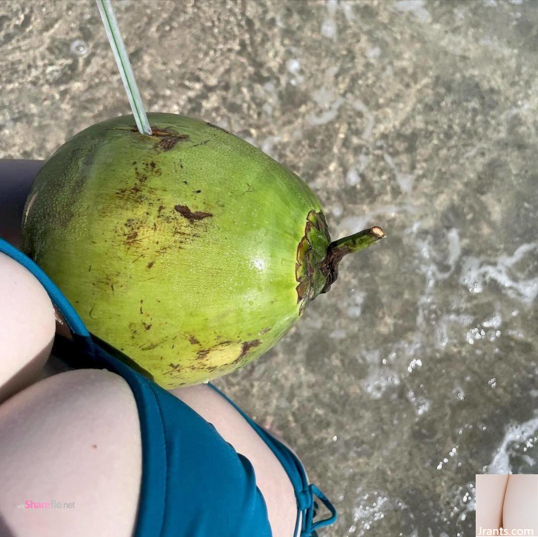 Cô gái xinh đẹp chụp ảnh tốt nghiệp trong gió lạnh ở bãi biển - Ảnh 11