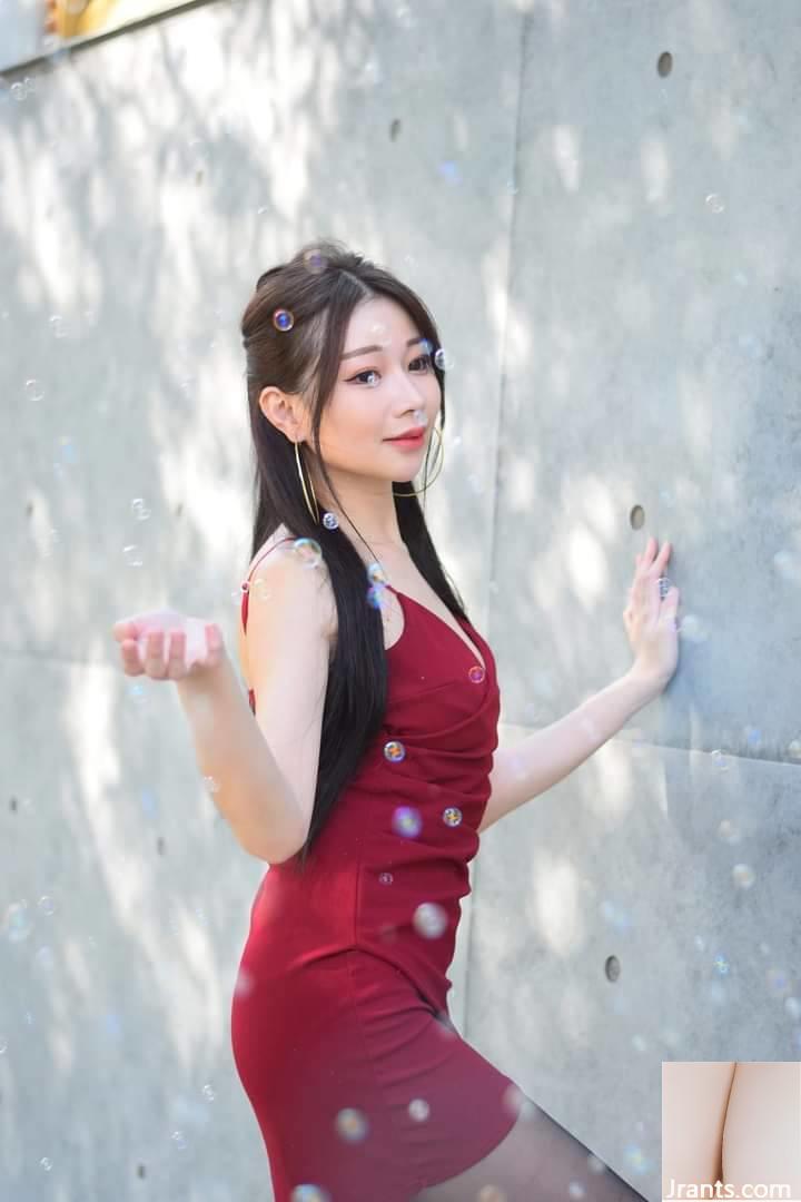 Váy đỏ và tất đen - Ảnh 11