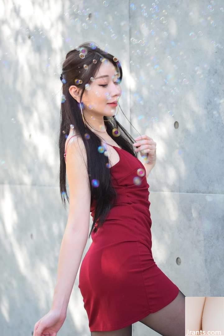 Váy đỏ và tất đen - Ảnh 9