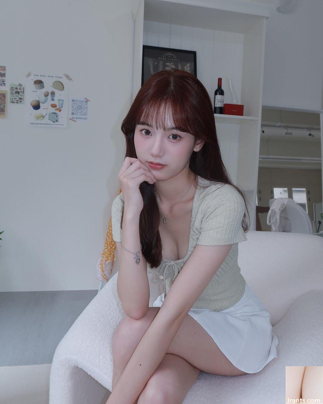 Hot girl “Yixuan” có đôi mắt to và nụ cười siêu ngọt ngào hút mắt (10P)