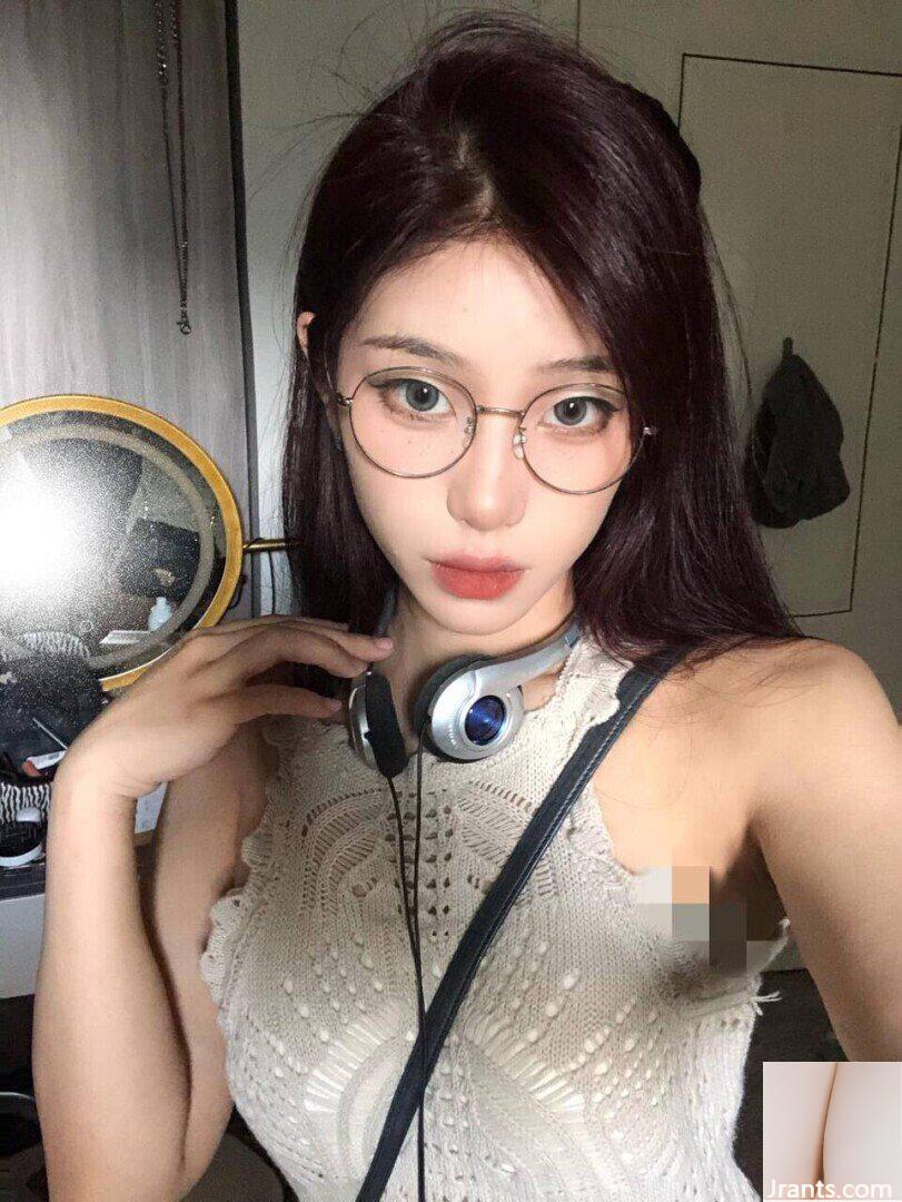 Cô gái đeo kính gợi cảm (14P)