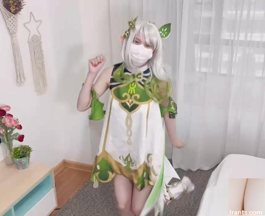 Cô gái xinh đẹp người mới Cos Xiaocao tương phản với bánh kem âm hộ