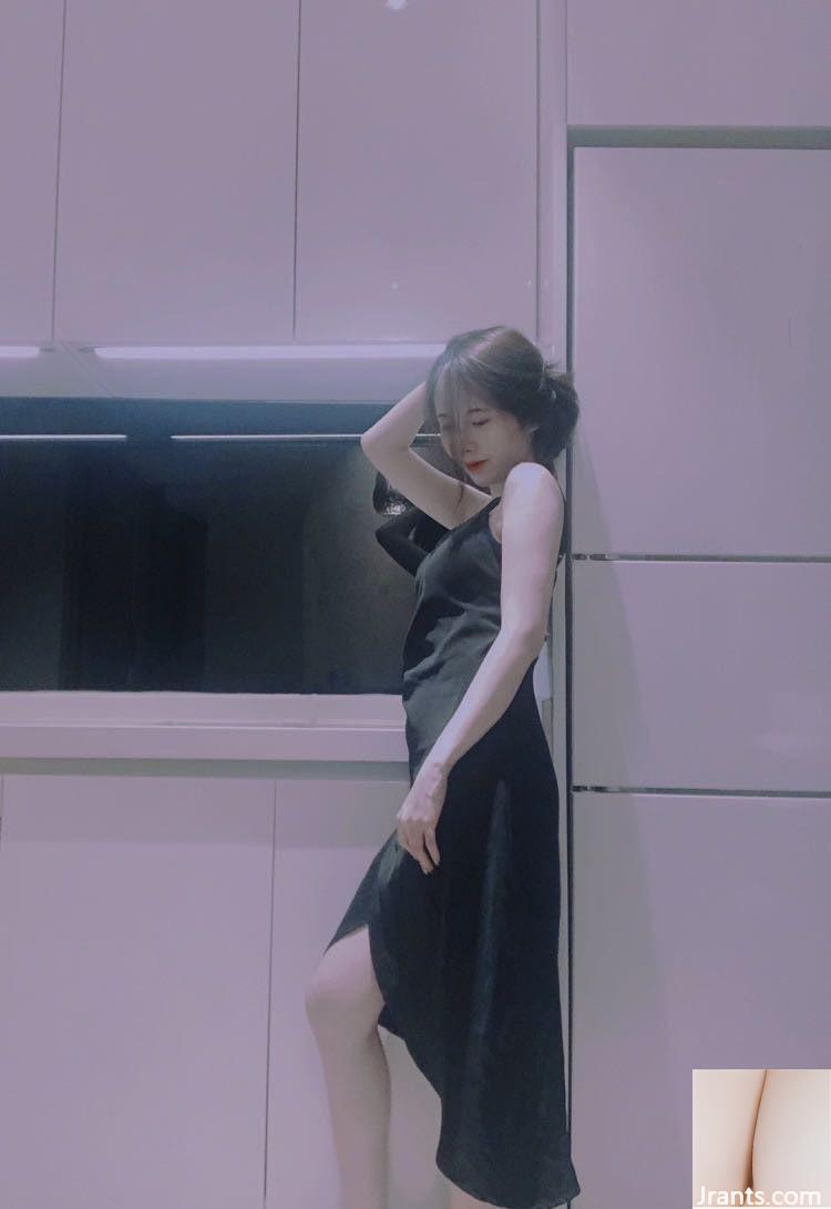 Con điếm hổ trắng cạo tóc thường xuyên bị nhét một con cặc giả vào lỗ (12P) - Ảnh 12