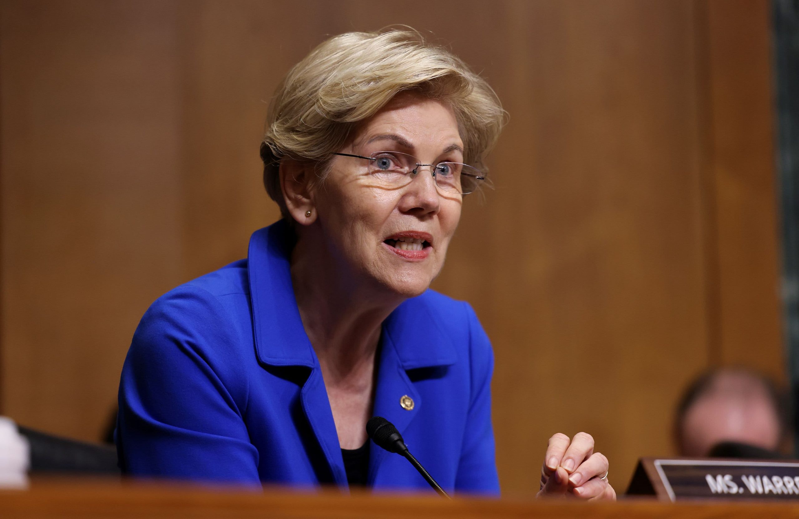 TNS Elizabeth Warren kêu gọi điều tra DeFi liên quan đến lợi ích crypto của Trump