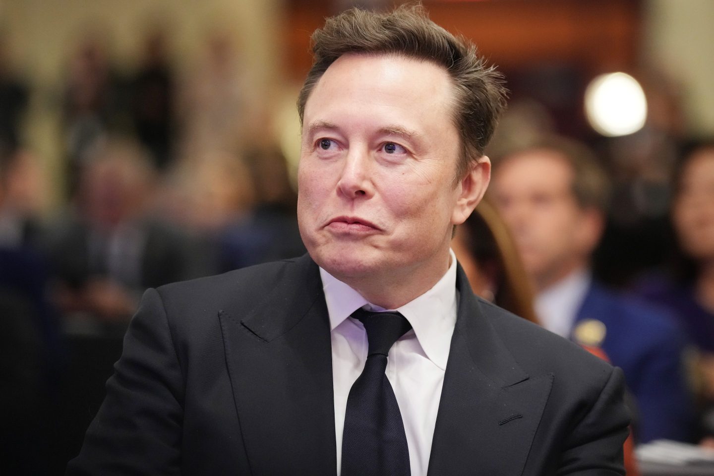 Elon Musk lo ngại hạn chế xuất khẩu bạc của Trung Quốc, cảnh báo rủi ro chuỗi cung ứng
