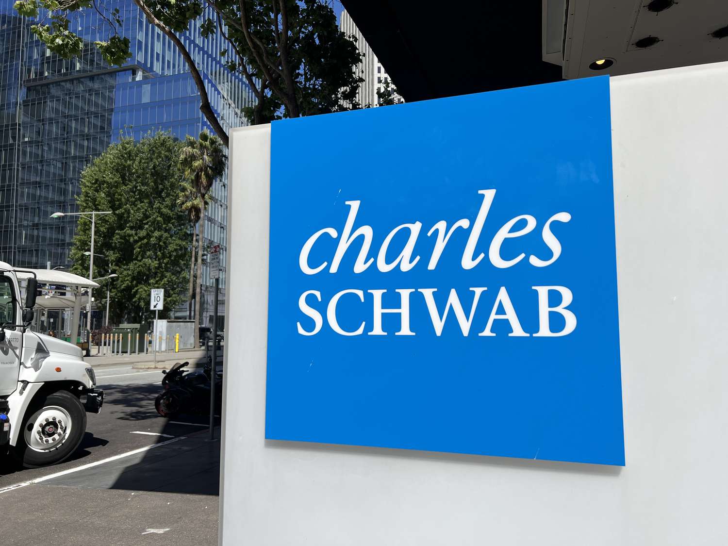 CEO Charles Schwab lạc quan về bitcoin 2026