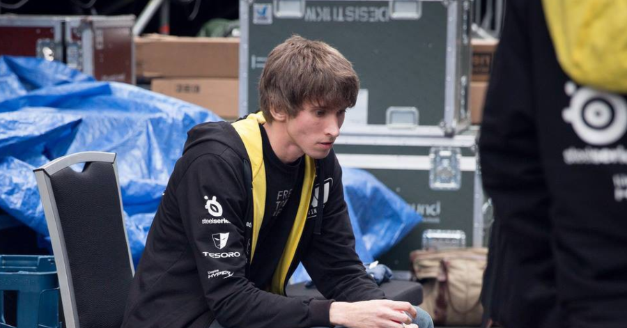 Vừa trải nghiệm lại LMHT, huyền thoại DOTA 2 đã nhận "đòn đau" từ Riot