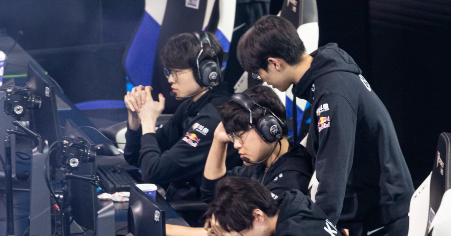 Fan T1 lại gây tranh cãi với bình chọn "Những trận BO5 hay nhất lịch sử LMHT"