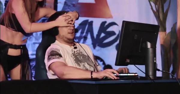 CS:GO - Bó tay với game show Đông Âu, thuê vũ công nhạy cảm làm tuyển thủ phân tâm không aim nổi