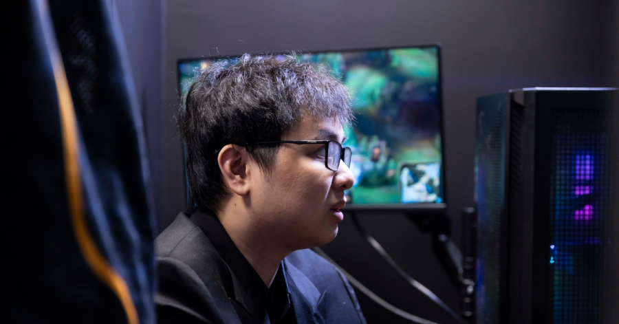 Lily tung ảnh giữa đêm về SofM khiến cộng đồng VCS xôn xao