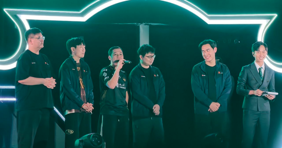 Cộng đồng xót xa cho hình ảnh của Văn Tùng và Thầy Giáo Ba