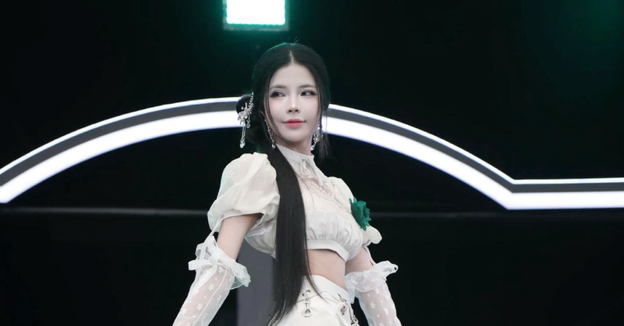 Mai Dora khoe vóc dáng quyến rũ tại sự kiện của T1, fan gọi tên Văn Tùng