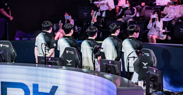 Cựu vương CKTG bị yêu cầu giải nghệ sau chuỗi thành tích tệ hại